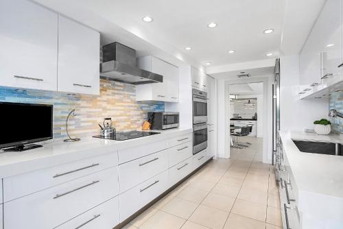 Oceanfront with Direct Pool & Beach Access in Palm Beach in Palm Beach, USA
