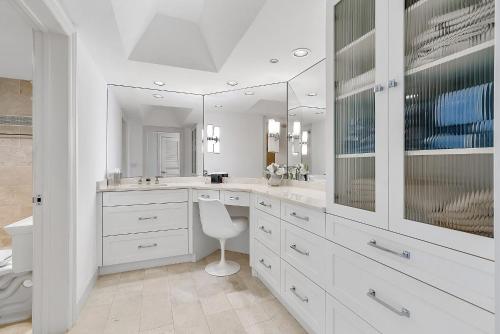 Oceanfront with Direct Pool & Beach Access in Palm Beach in Palm Beach, USA