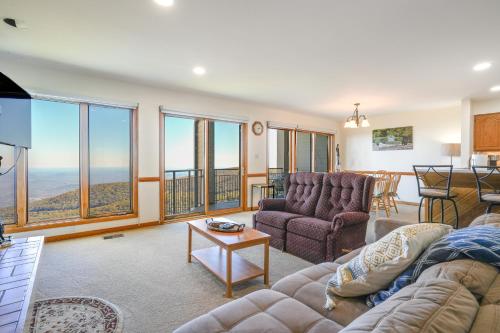 1 Mi to Wintergreen Resort Mtn-View Condo! in Mount Torry Furnace, USA