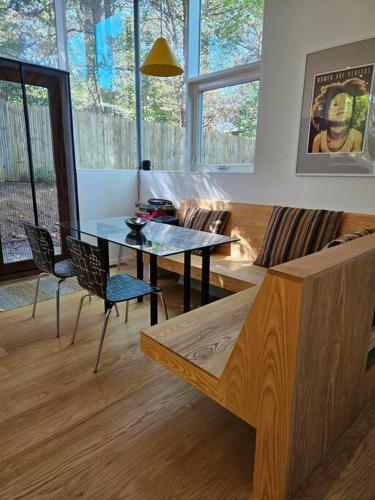 Fall-Winter Mid-Century Modern Relaxing, Retreat in Silver Spring, USA