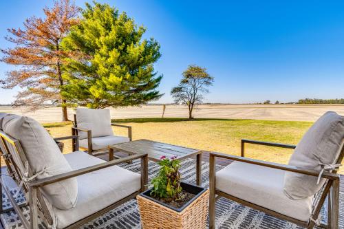 Hope Retreat with Furnished Deck Near Parks! in เทย์เลอรสวิลล์ (IN)