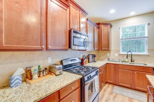 Glen Burnie Vacation Rental with Private Deck! in 格蘭伯尼