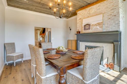 Hope Retreat with Furnished Deck Near Parks! in เทย์เลอรสวิลล์ (IN)