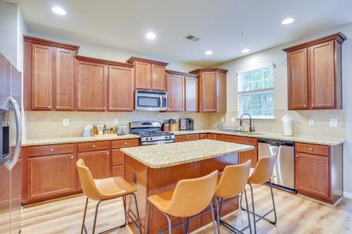 Glen Burnie Vacation Rental with Private Deck! in 格蘭伯尼