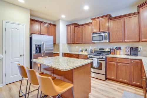 Glen Burnie Vacation Rental with Private Deck! in 格蘭伯尼