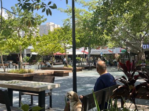 Étterem, A cozy room in apartment the central thriving area next to Shiba & Bar Ilan in Ramat Gan