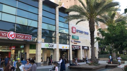 Étterem, A cozy room in apartment the central thriving area next to Shiba & Bar Ilan in Ramat Gan