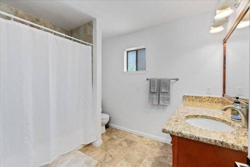 Super Comfy Home with Hot Tub! in Round Rock, USA