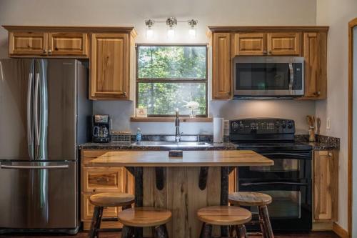 Secluded cabin convenient to Blairsville in Blairsville, USA