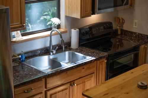 Secluded cabin convenient to Blairsville in Blairsville, USA