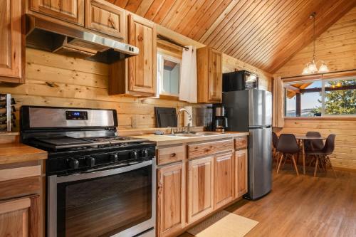 Charming Log Cabin Mountain Views, Philipsburg in Philipsburg (MT)