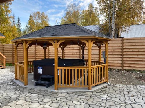 Talkeetna Log Cabin with Hot Tub Unit 2