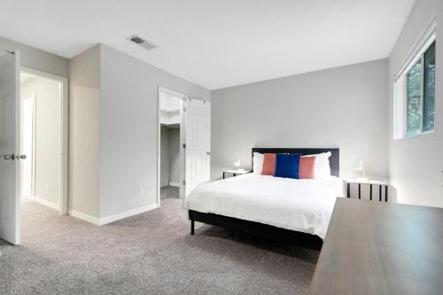 Sweetwater 9f I Beautiful 2bd Apt I Free Parking in Gainesville, USA