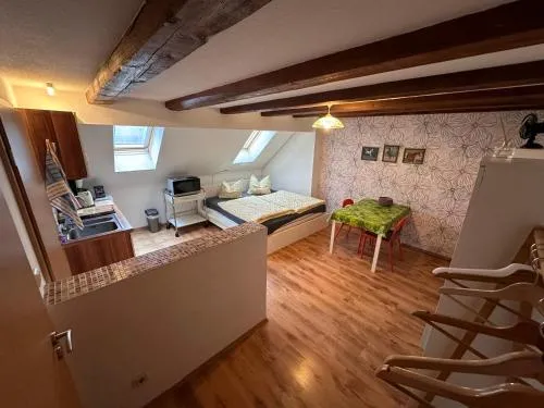 Ruhiges Wohlfühlzimmer auf dem Pferdehof Gut Greppin - mit Kochnische, WLAN & kostenlosem Parken in Greppin, Deutschland