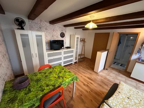 Ruhiges Wohlfühlzimmer auf dem Pferdehof Gut Greppin - mit Kochnische, WLAN & kostenlosem Parken (Ruhiges Wohlfuhlzimmer auf dem Pferdehof Gut Greppin - mit Kochnische, WLAN & kostenlosem Parken) in บีทเทอร์เฟล์ด-โวลเฟน