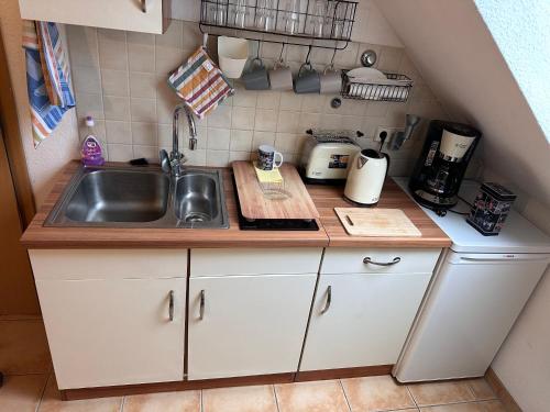 ห้องครัว, Ruhiges Wohlfühlzimmer auf dem Pferdehof Gut Greppin - mit Kochnische, WLAN & kostenlosem Parken (Ruhiges Wohlfuhlzimmer auf dem Pferdehof Gut Greppin - mit Kochnische, WLAN & kostenlosem Parken) in บีทเทอร์เฟล์ด-โวลเฟน