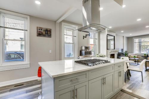 Stylish, Walkable Rowhouse Near Art Museums and Zoo! near Philadelphia Zoo