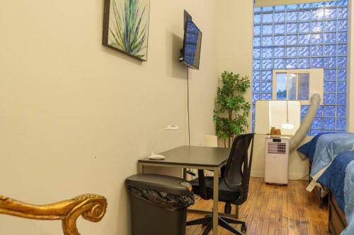 Modern Wicker Park Studio Close to Shops & Dining - Tap to explore photos
