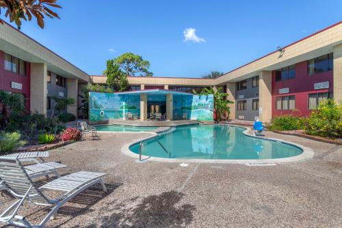 Americas Best Value Inn & Suites-Texas City/La Marque - image 9