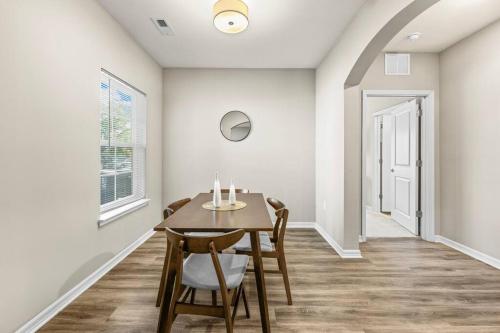 Deluxe and Spacious Condo with Pool, Gym and Laundry in Melbourne, USA