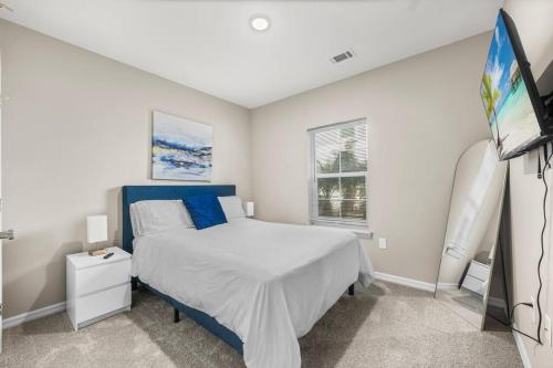 Deluxe and Spacious Condo with Pool, Gym and Laundry in Melbourne, USA