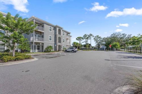 Deluxe and Spacious Condo with Pool, Gym and Laundry in Melbourne, USA