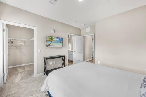 Deluxe and Spacious Condo with Pool, Gym and Laundry in Melbourne, USA