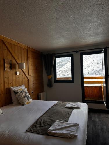 1 double bed, 1 twin bed
