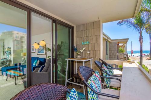 Retro-Modern 2 BR Cottage for Family Holidays in Oceanside, USA