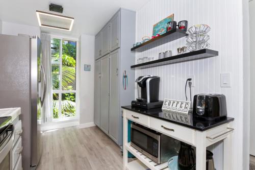Retro-Modern 2 BR Cottage for Family Holidays in Oceanside, USA