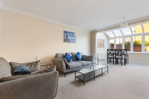 Vista exterior, 4Bed House Redhill Train Station in Reigate
