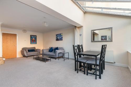 4Bed House Redhill Train Station in Reigate