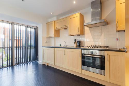 4Bed House Redhill Train Station in Reigate