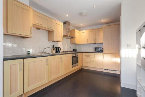 4Bed House Redhill Train Station in Reigate