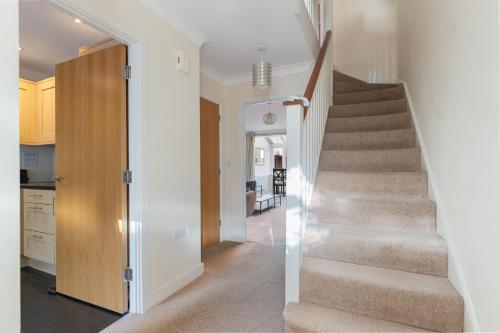 4Bed House Redhill Train Station in Reigate