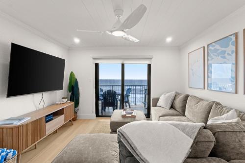 Serenity Shores Renovated Top Floor Condo w Stunning Ocean Views in New Smyrna Beach, USA