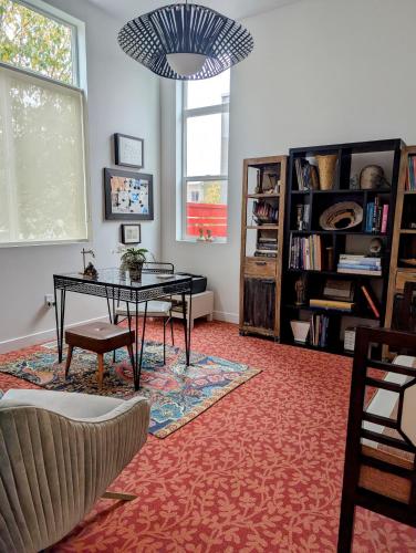 Central location close to Downtown and Mountain Views