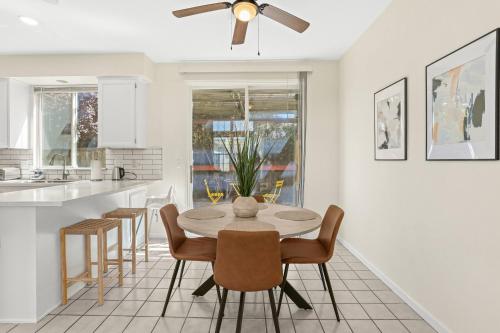 設施, Remodeled 3B2B Bright House with a King Suite in 麋鹿林