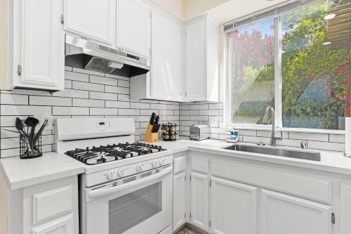 廚房, Remodeled 3B2B Bright House with a King Suite in 麋鹿林