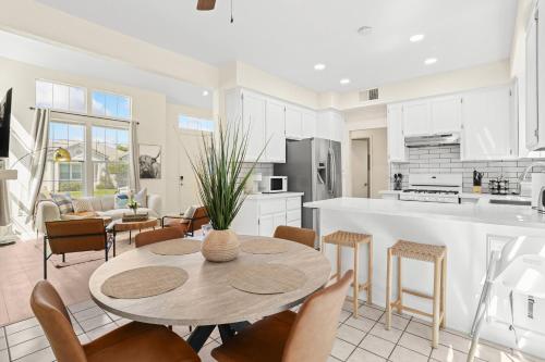 設施, Remodeled 3B2B Bright House with a King Suite in 麋鹿林