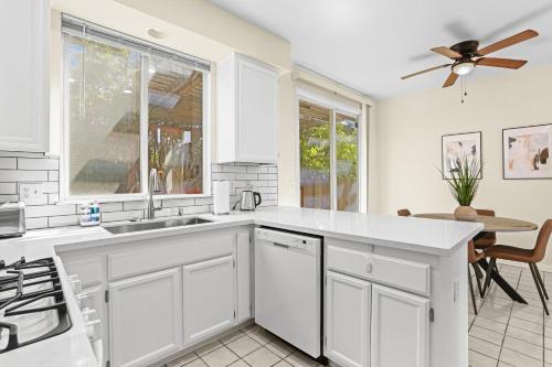 廚房, Remodeled 3B2B Bright House with a King Suite in 麋鹿林