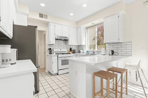 廚房, Remodeled 3B2B Bright House with a King Suite in 麋鹿林