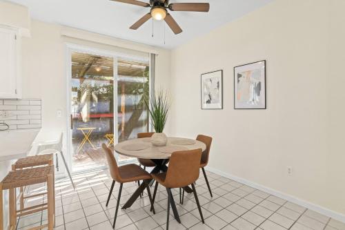 設施, Remodeled 3B2B Bright House with a King Suite in 麋鹿林