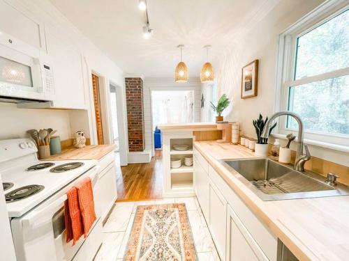 Southern Charmed Cozy Farmhouse Bungalow in Charleston, USA