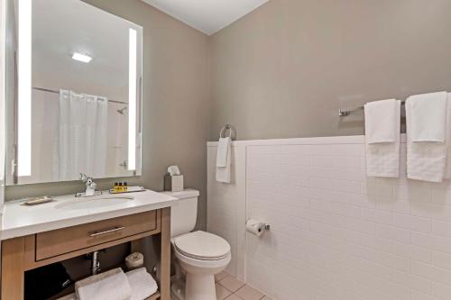 Queen Suite with Bath Tub and Kitchenette - Mobility Accessible