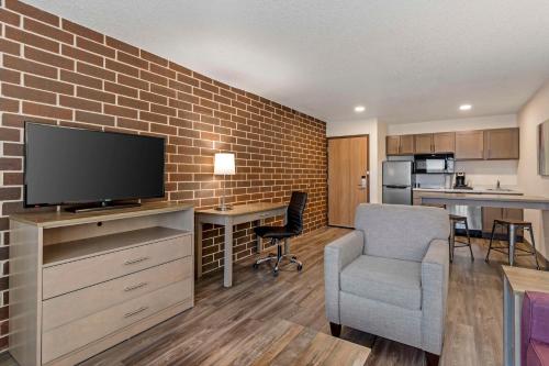 Queen Suite with Roll-In Shower and Kitchenette - Mobility Accessible