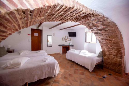 1 queen bed, 4 twin beds