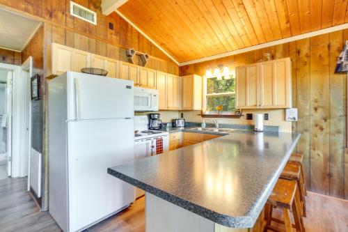 Cozy Gatlinburg Cabin with Hot Tub and Mountain Views! in Gatlinburg, USA