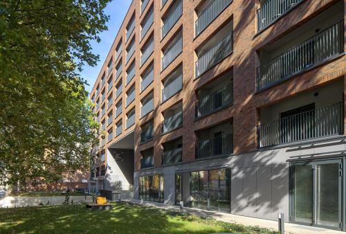 Modern City Square Apartment with Balcony, Breslau (Foto 8)