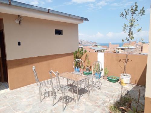 Exterior view, Hostal Puerto Alegre in Copacabana